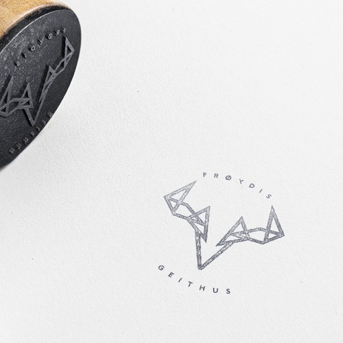 Deer logo with the title 'Minimal logomark for photography'