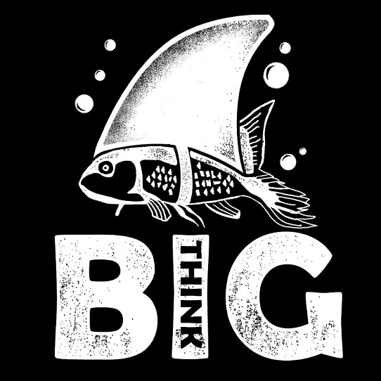 印有“Think Big”字样的标语t恤