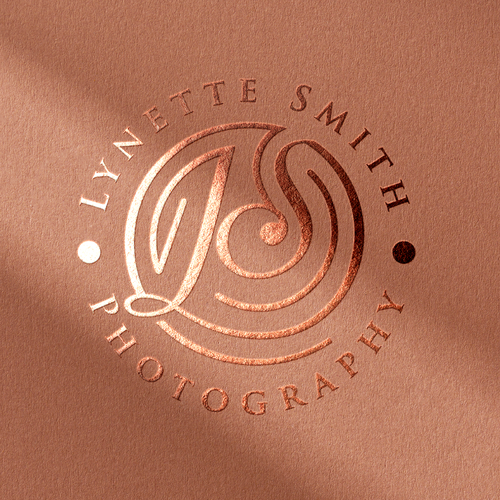 Luxurious logo with the title 'Lynette Smith Photography'