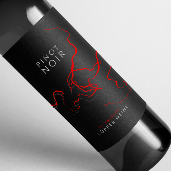 Design realizzato da Júlia Mello intitolato "Rótulo para garrafa de vinho"