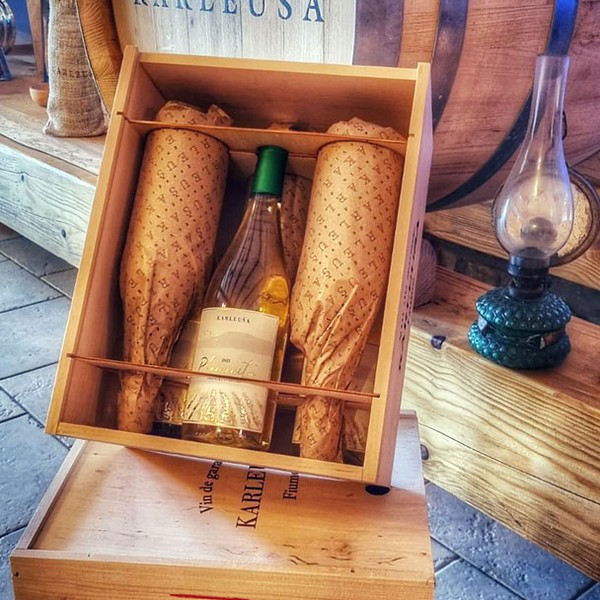 Full brading: logo, label, package, papers....